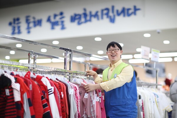 굿윌스토어 밀알송파점에서 장애근로인이 의류를 정리하고 있다. ©밀알복지재단 굿윌스토어