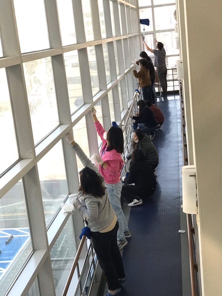 청소하는 직원들