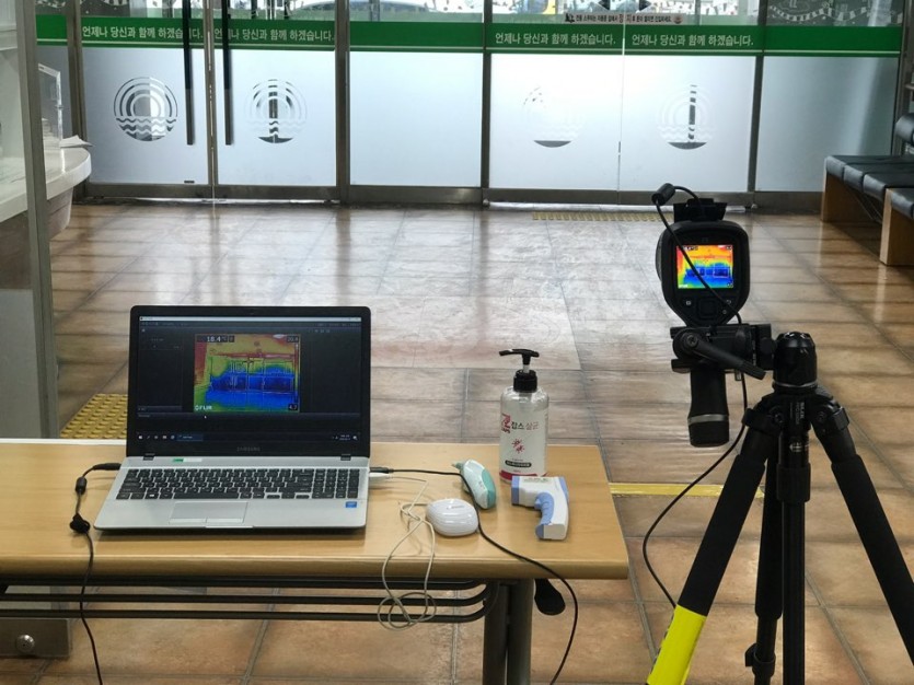 열감지 카메라, 손소독제, 체온계가 비치된 복지관 입구 