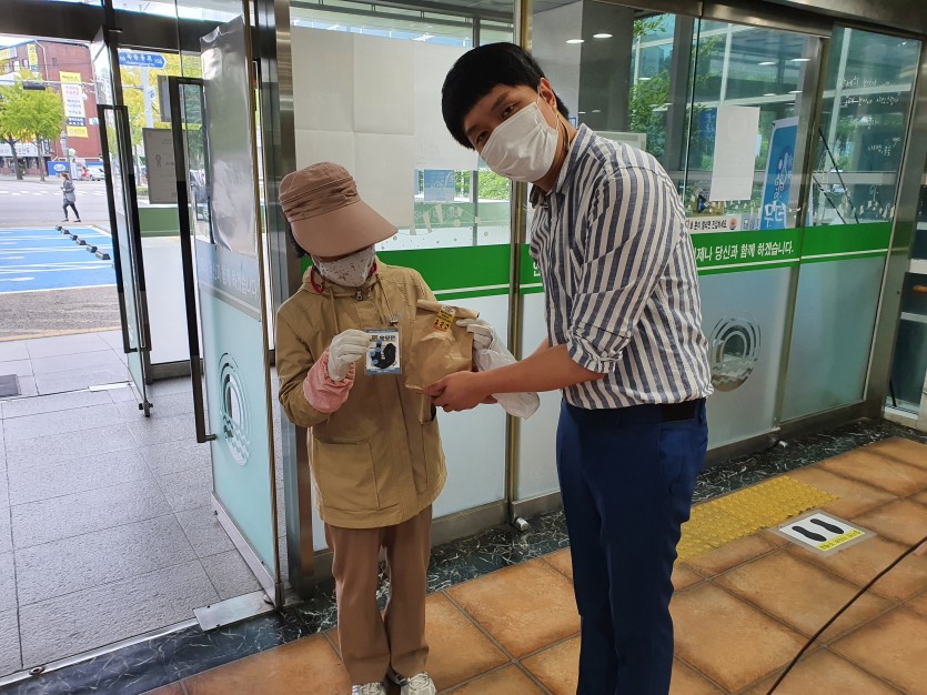 배달노동자 간식꾸러미 전달사진1