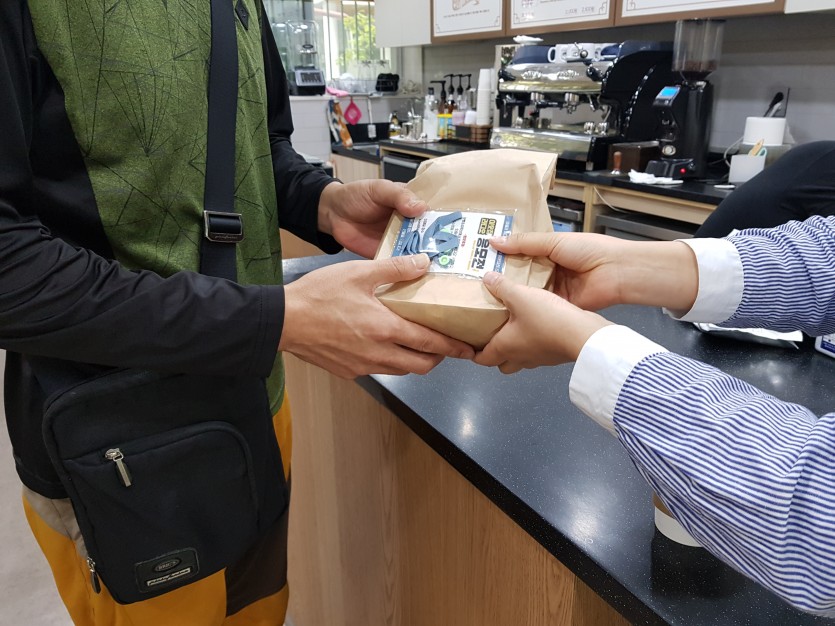 배달노동자 간식꾸러미 전달사진2